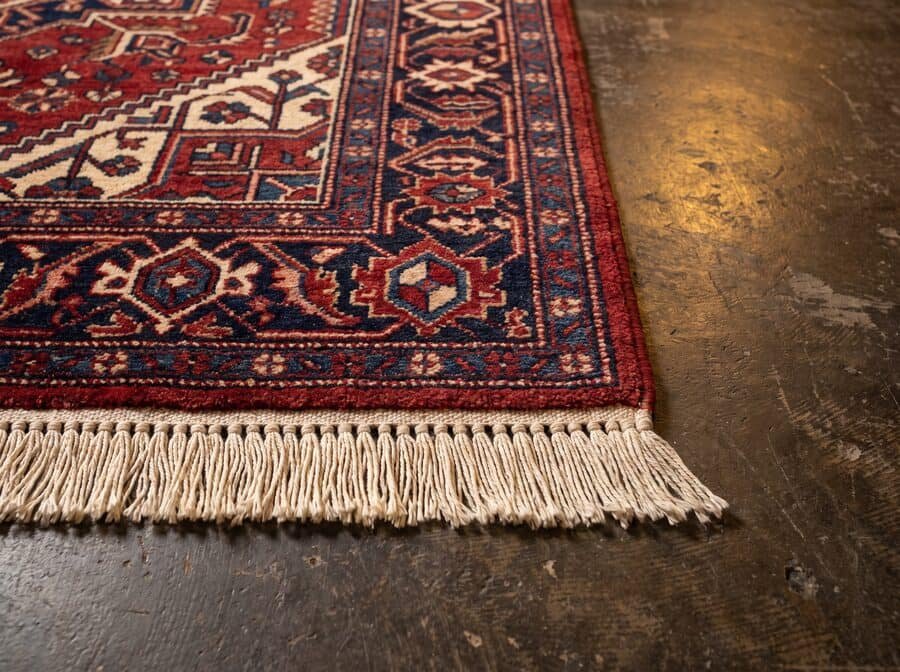 Zone de tapis persan retissée à l’identique après une attaque de mites