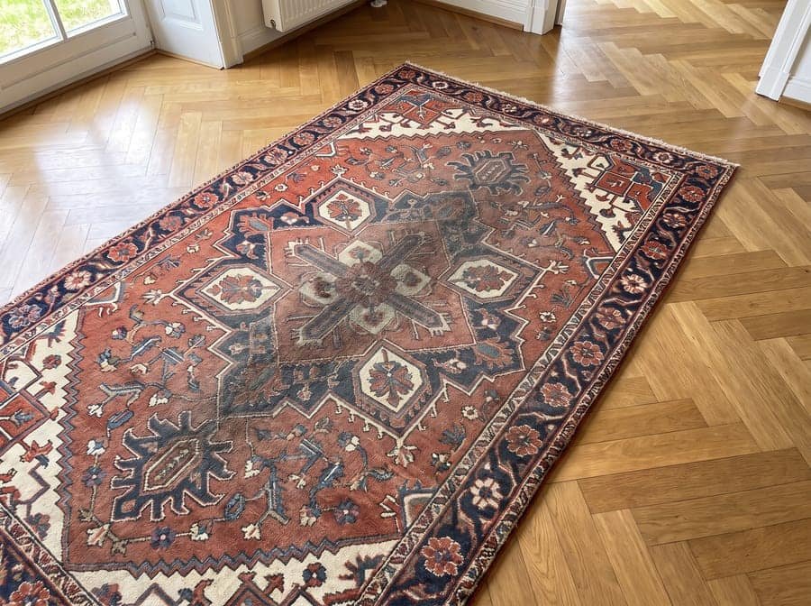 Un Heriz qu’on croyait beige et qui était rouge — avant restauration