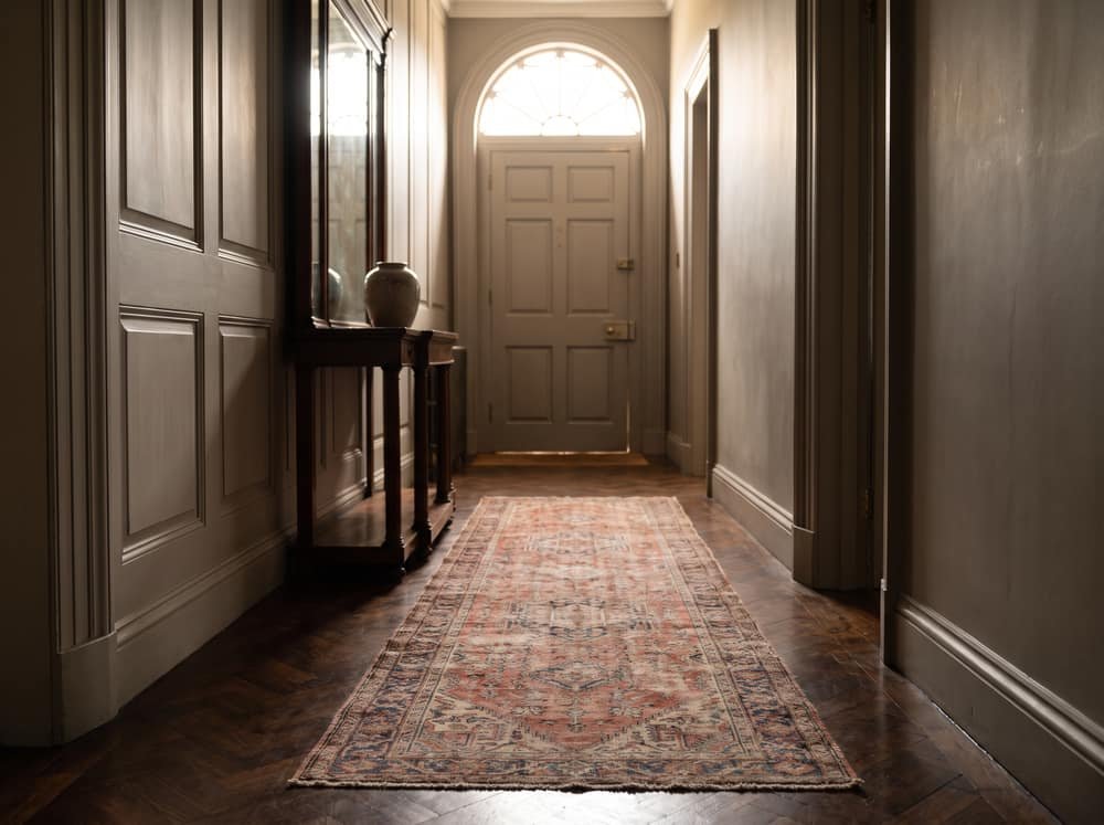 Entrée — galerie de couloir sur parquet foncé