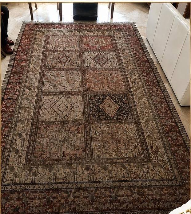 Un tapis à compartiments repris sous son voile gris — avant intervention
