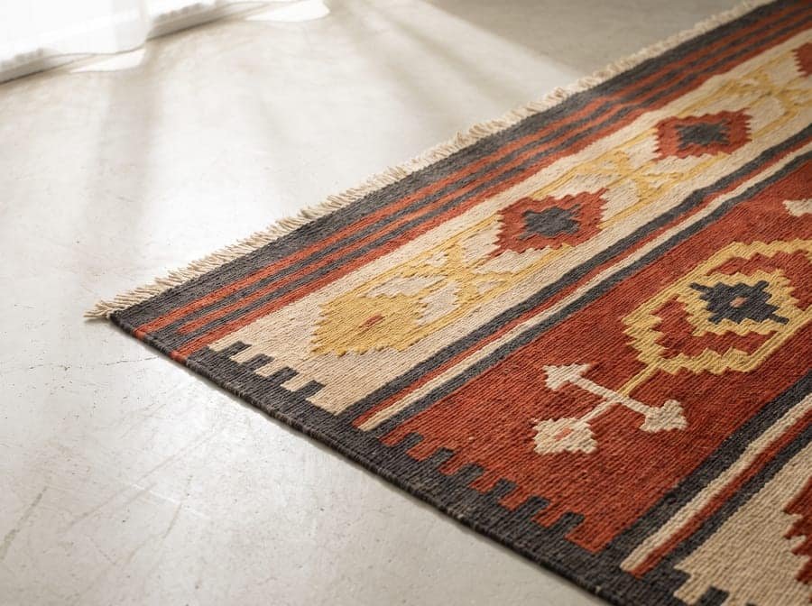 Un kilim ouvert par l’humidité d’une véranda — après restauration