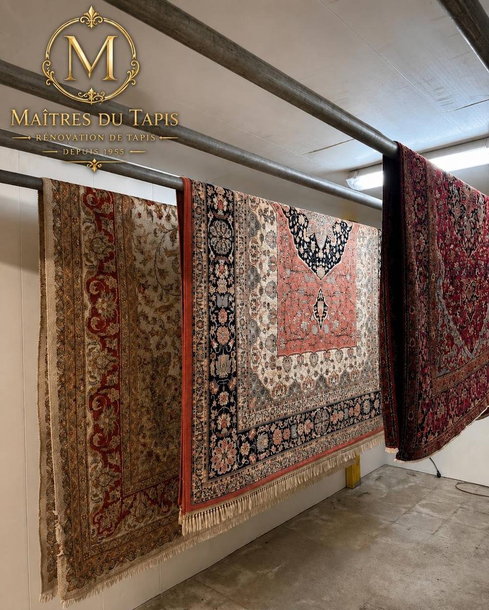Tapis suspendus sur barres dans la salle de séchage de l’atelier